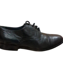 Derby à bout rapporté en cuir noir