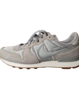 NIKE Internationalist