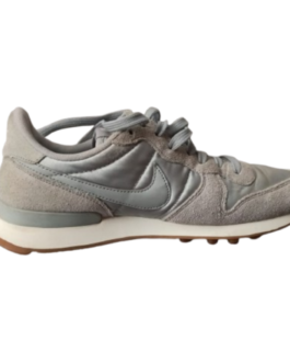 NIKE Internationalist